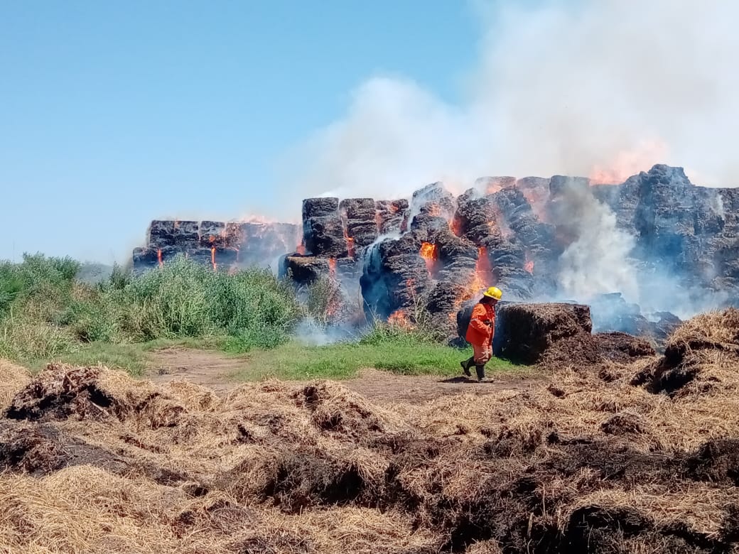 Finalizó el trabajo de Bomberos por el incendio de megafardos en un campo cercano a la ciudad