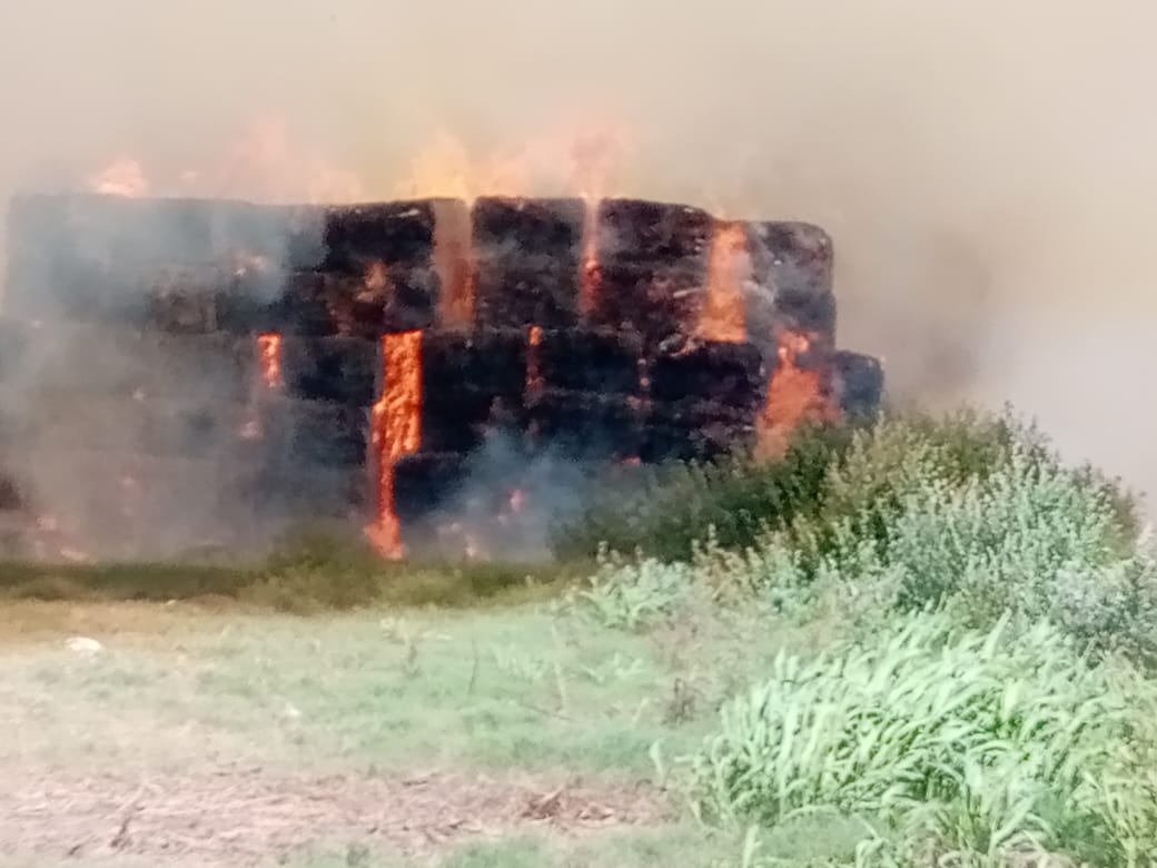 Finalizó el trabajo de Bomberos por el incendio de megafardos en un campo cercano a la ciudad