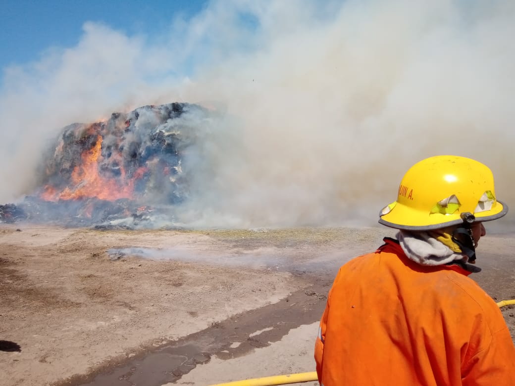 Finalizó el trabajo de Bomberos por el incendio de megafardos en un campo cercano a la ciudad