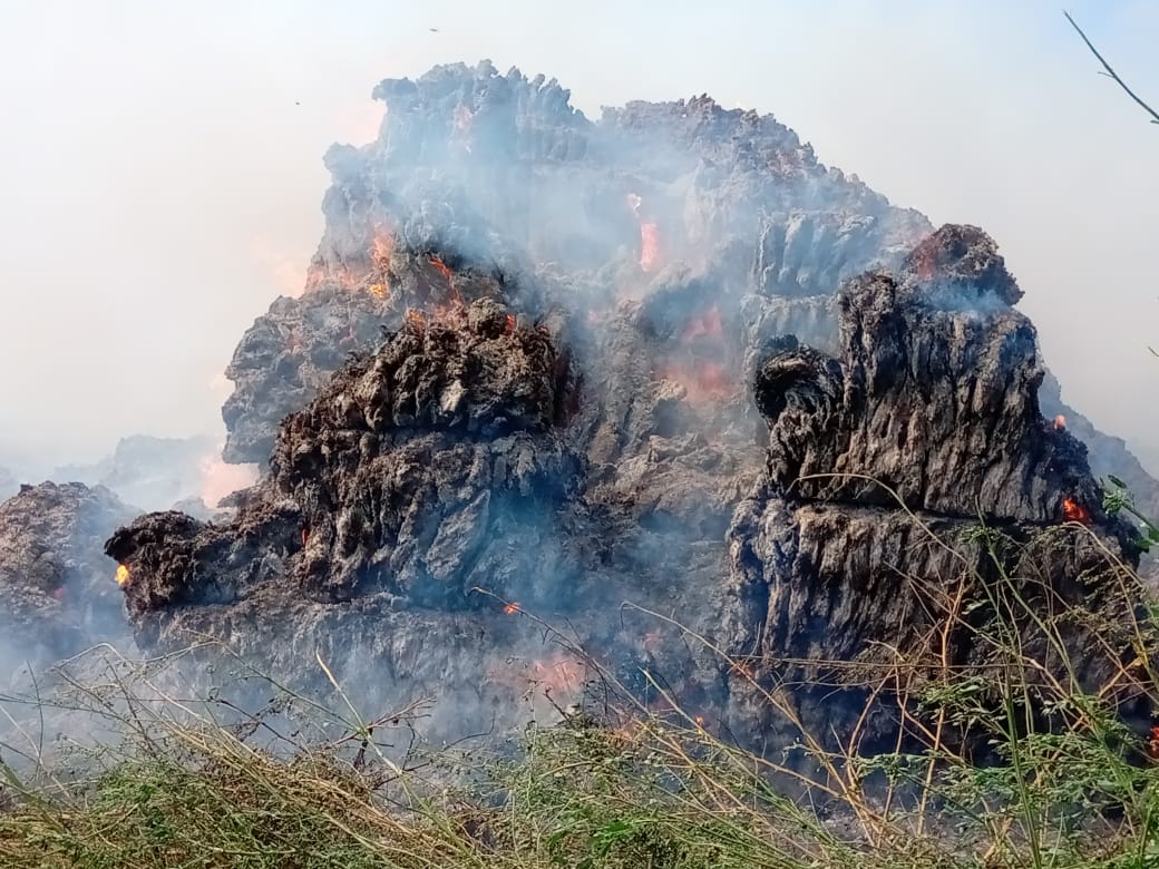 Finalizó el trabajo de Bomberos por el incendio de megafardos en un campo cercano a la ciudad