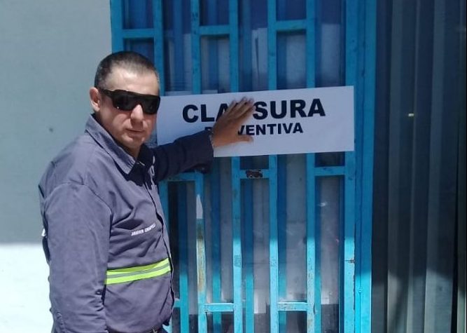 Clausuraron dos supermercados por vender productos vencidos