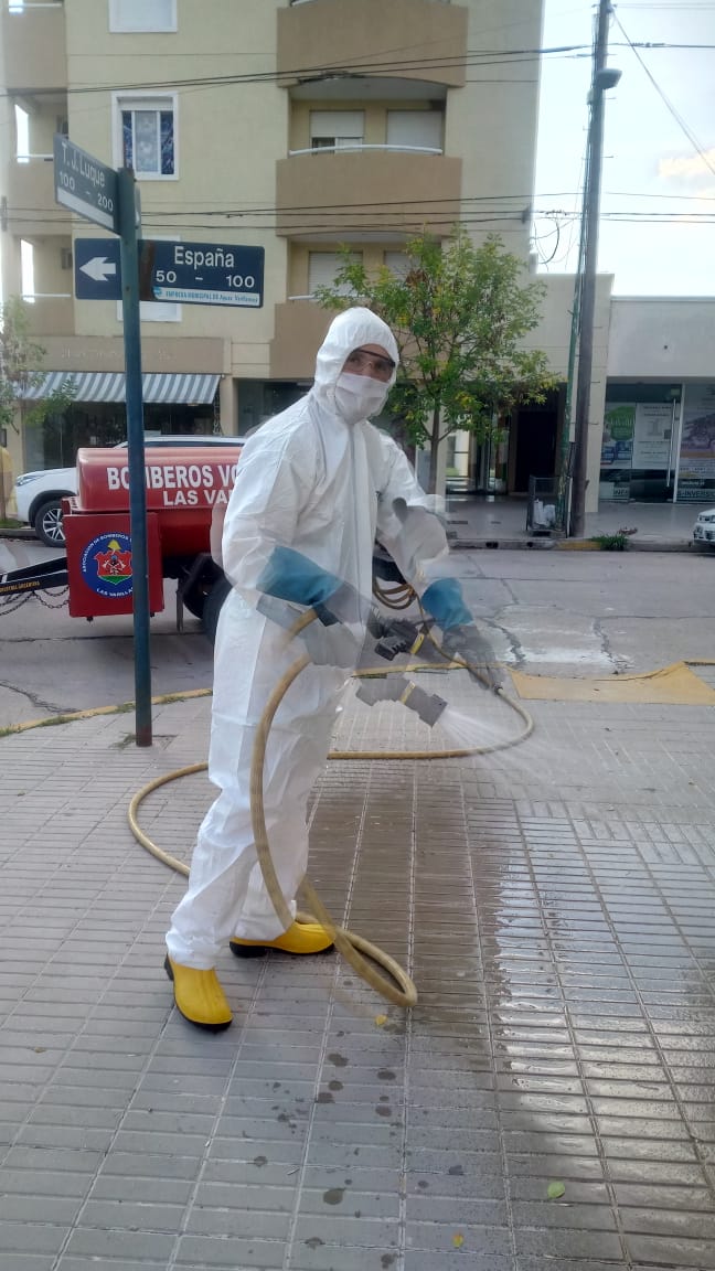 Continuarán hoy las tareas de desinfección que llevan adelante bomberos de la ciudad