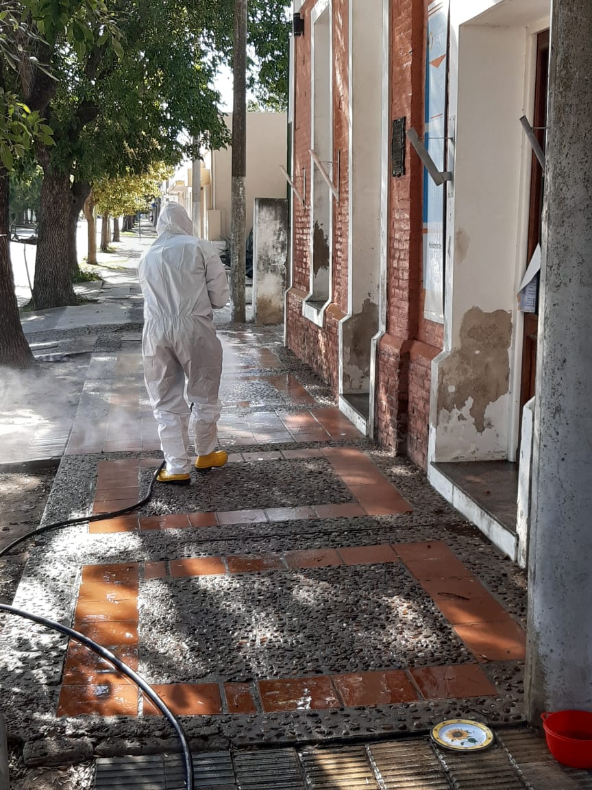 Continuarán hoy las tareas de desinfección que llevan adelante bomberos de la ciudad