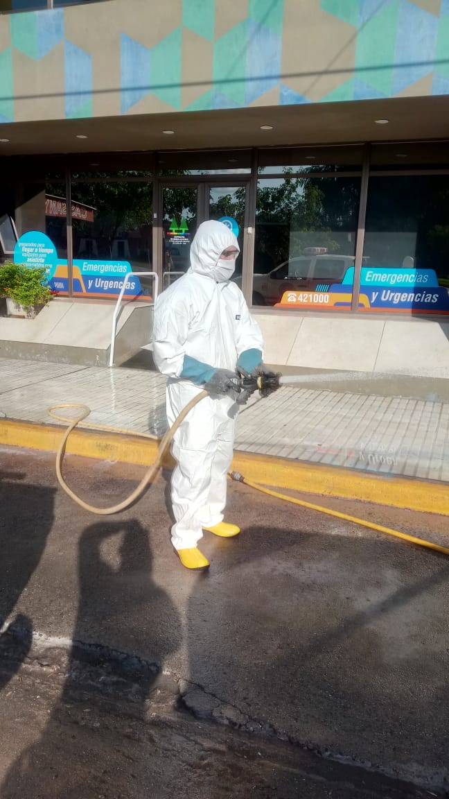 Continuarán hoy las tareas de desinfección que llevan adelante bomberos de la ciudad