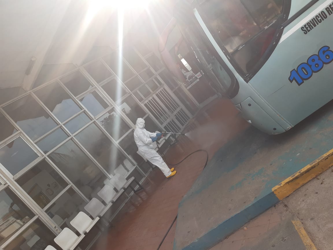 Continuarán hoy las tareas de desinfección que llevan adelante bomberos de la ciudad