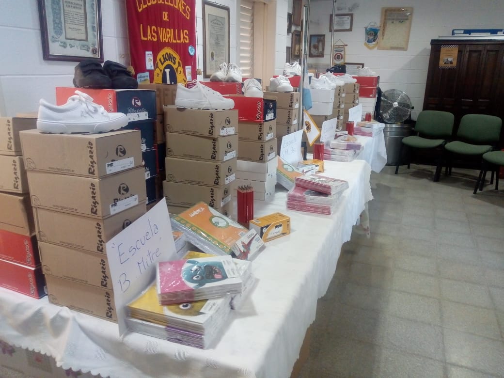 El Club de Leones entregó zapatillas y útiles escolares a escuelas públicas