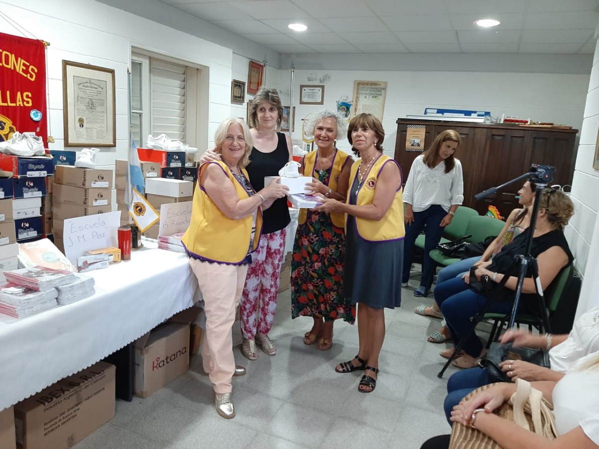 El Club de Leones entregó zapatillas y útiles escolares a escuelas públicas