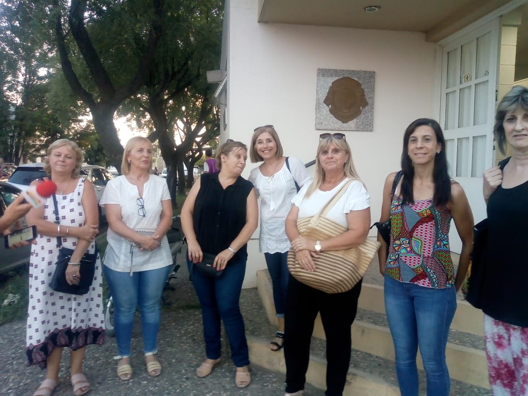 El Club de Leones entregó zapatillas y útiles escolares a escuelas públicas