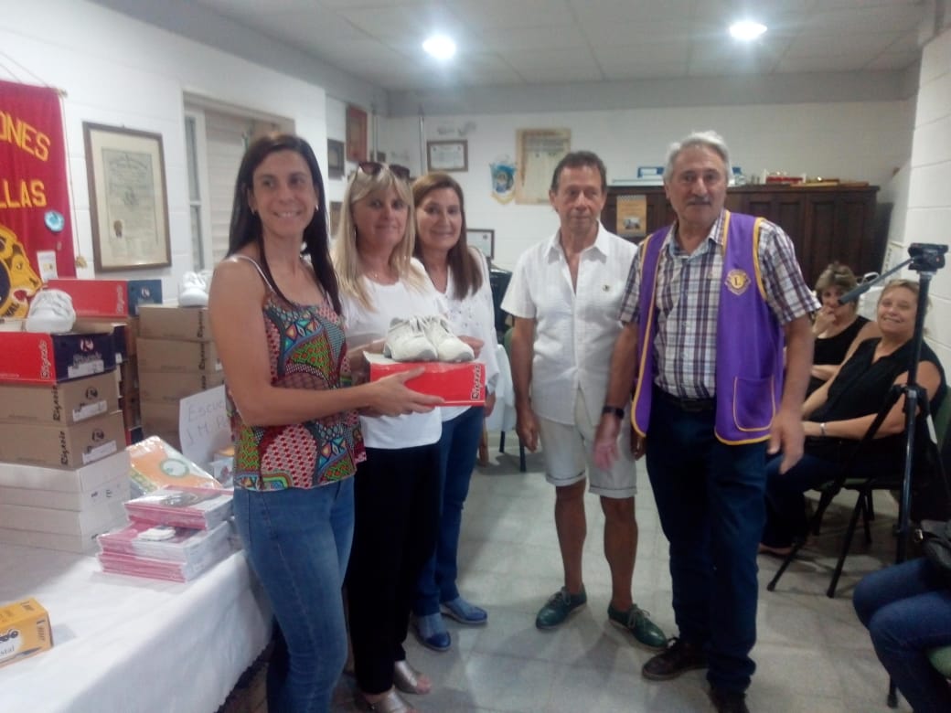 El Club de Leones entregó zapatillas y útiles escolares a escuelas públicas