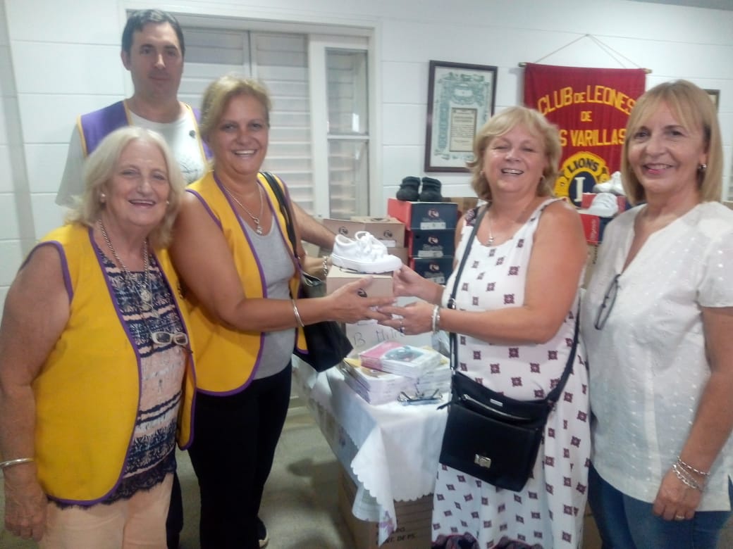 El Club de Leones entregó zapatillas y útiles escolares a escuelas públicas
