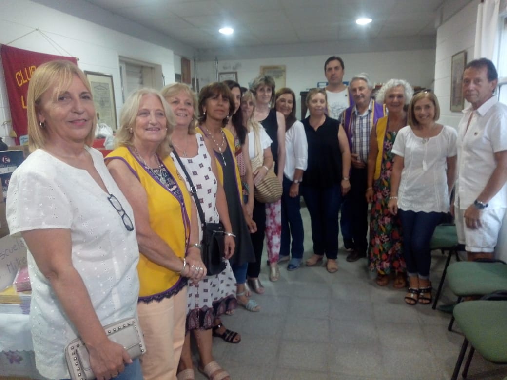 El Club de Leones entregó zapatillas y útiles escolares a escuelas públicas