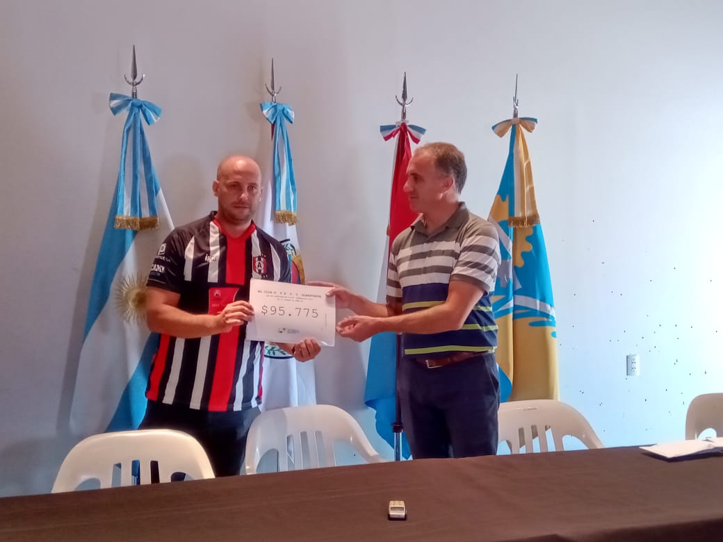 Entregaron lo recaudado en carnavales a los tres clubes de Las Varillas