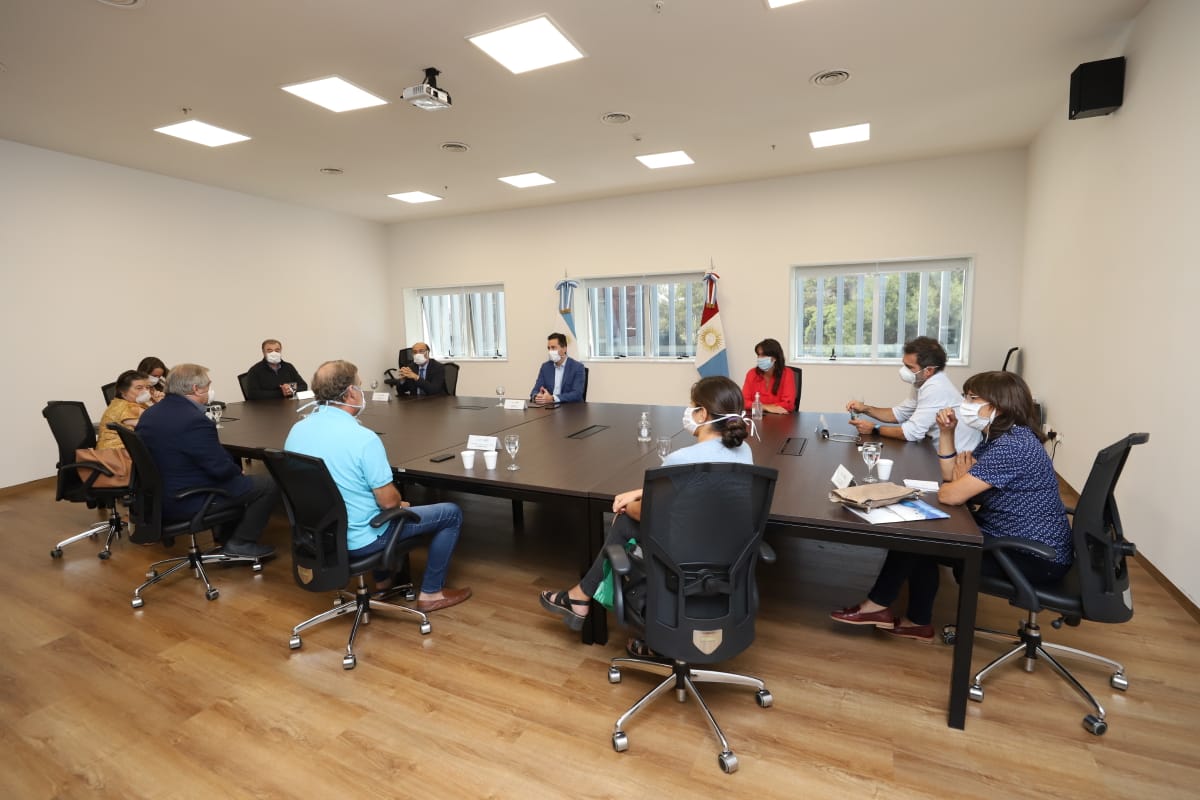 Manuel Calvo y los legisladores reducen el 45% de sus haberes