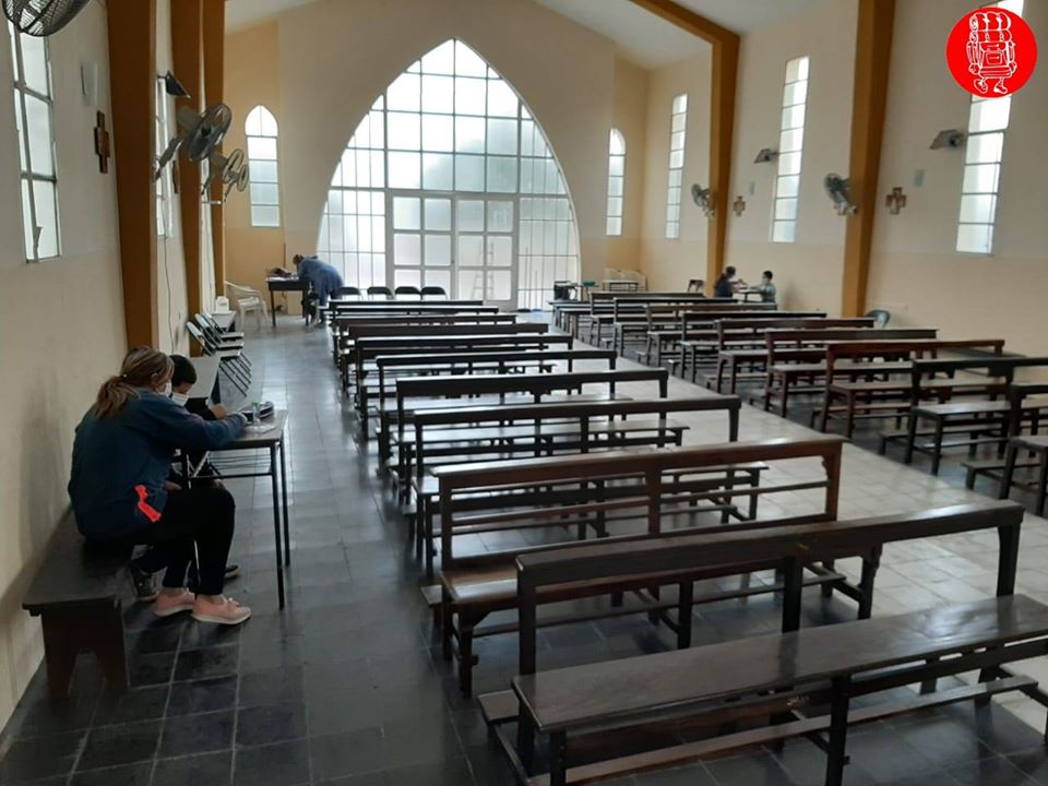 Emaús brinda apoyo escolar a niños sin acceso a tecnologías