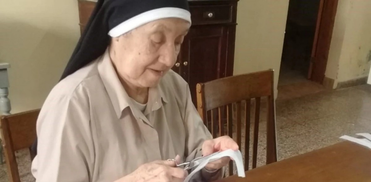 Covid-19: Con 84 años la Hermana Maria Elva del IMI hizo 100 barbijos para el Hospital