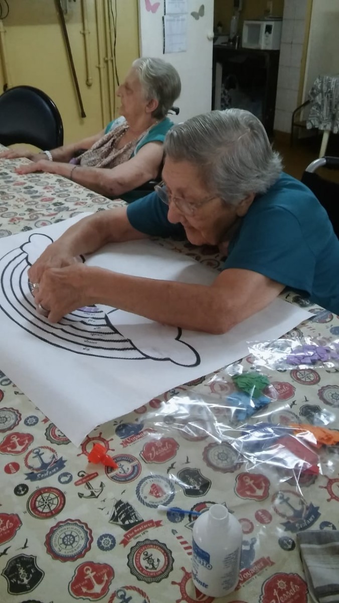 Comunicación a través de grupos de Whatsapp en el geriátrico El Milagro