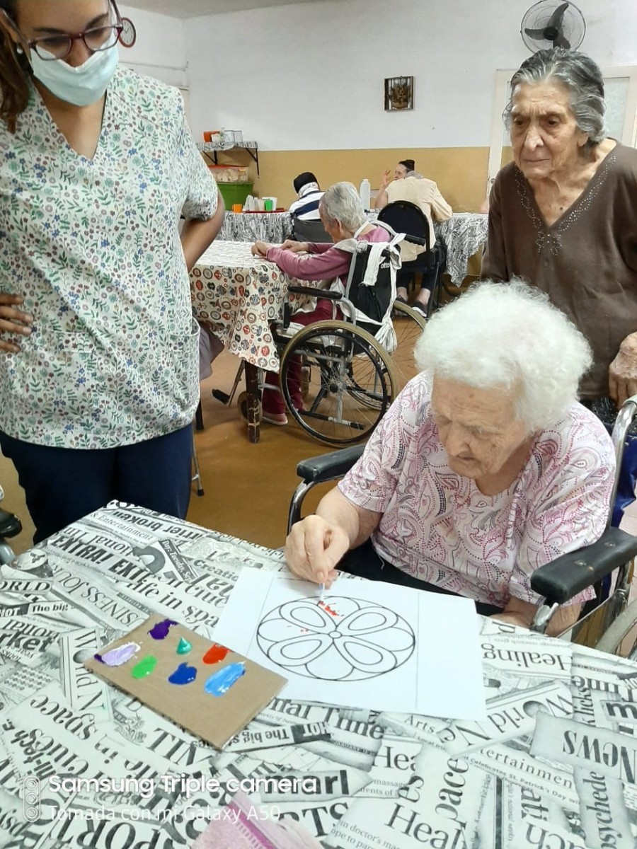 Comunicación a través de grupos de Whatsapp en el geriátrico El Milagro