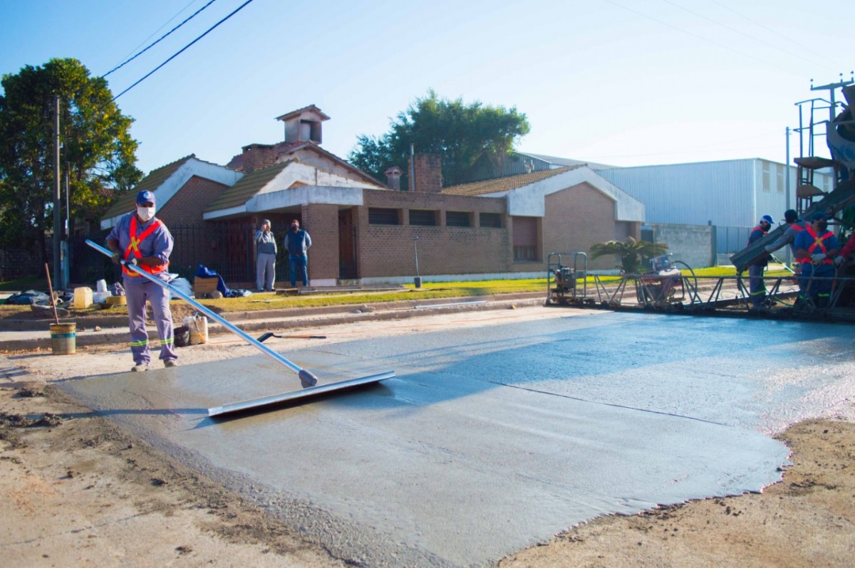 Comenzó obra de pavimento frente al Instituto Privado Almafuerte