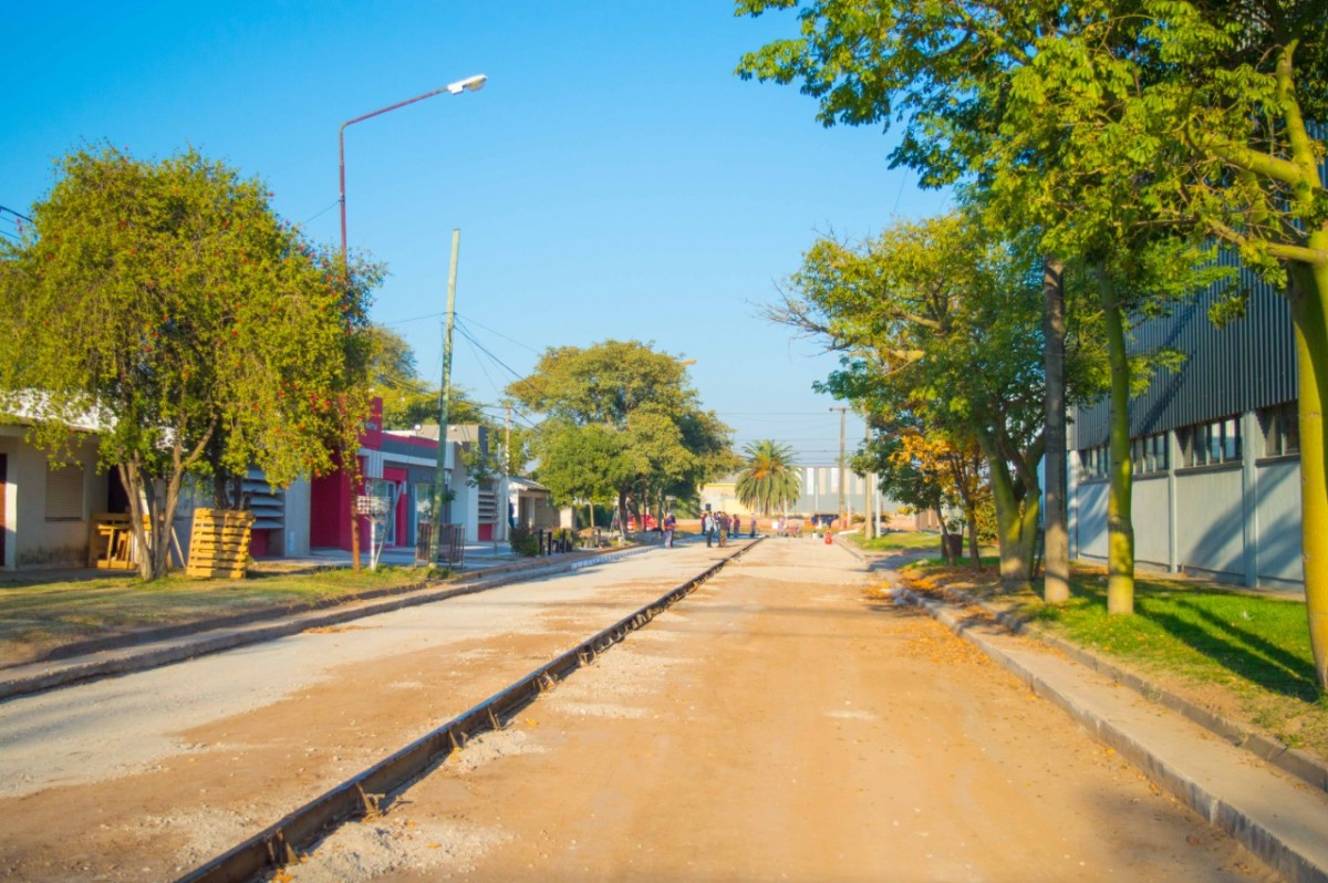 Comenzó obra de pavimento frente al Instituto Privado Almafuerte