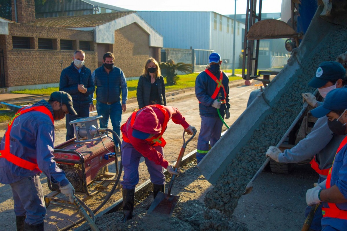 Comenzó obra de pavimento frente al Instituto Privado Almafuerte
