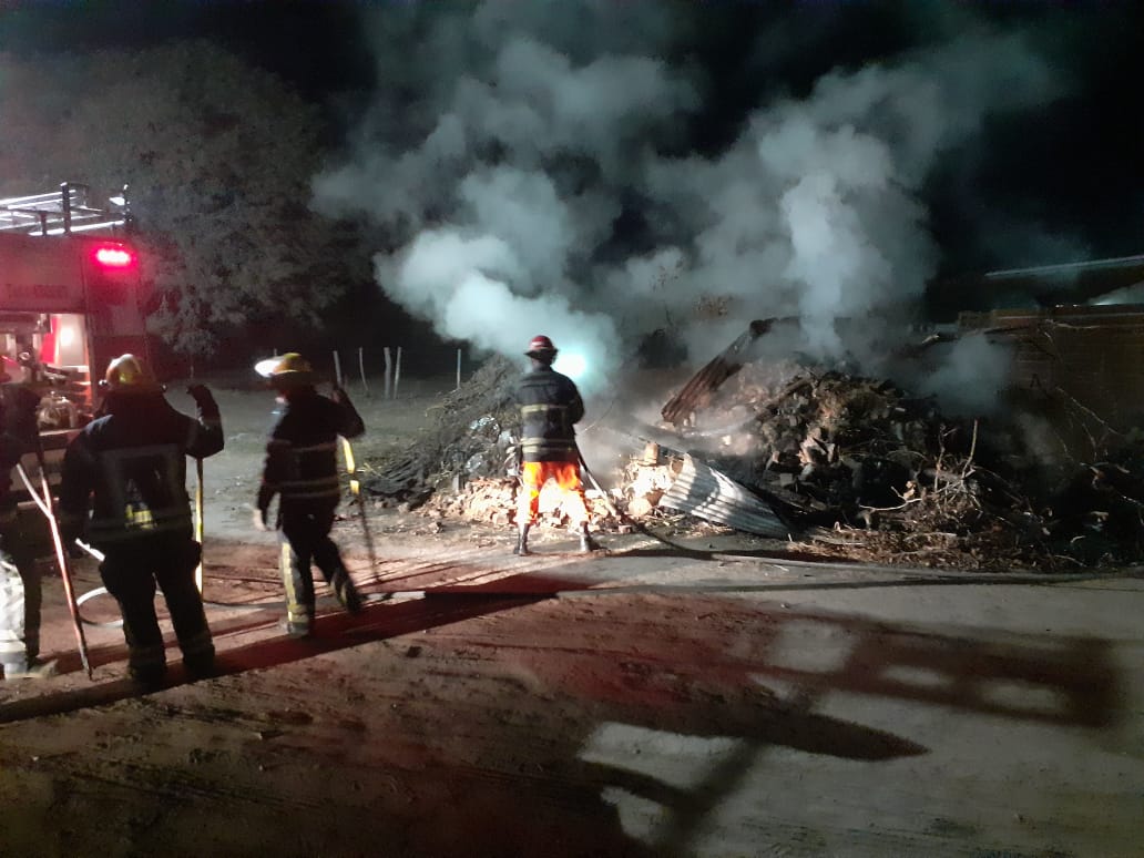 Nueva convocatoria a bomberos por incendio de basura
