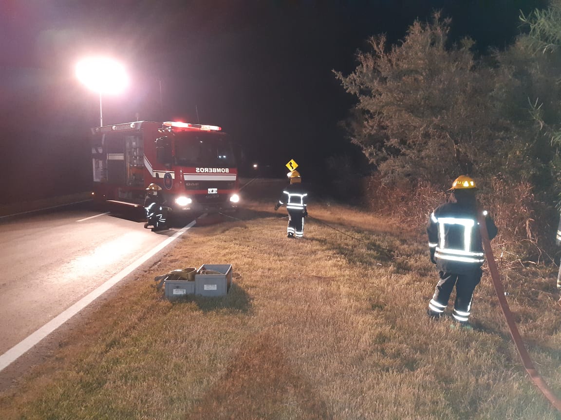 Un auto volcó en la Ruta 158 a la altura de Trinchera