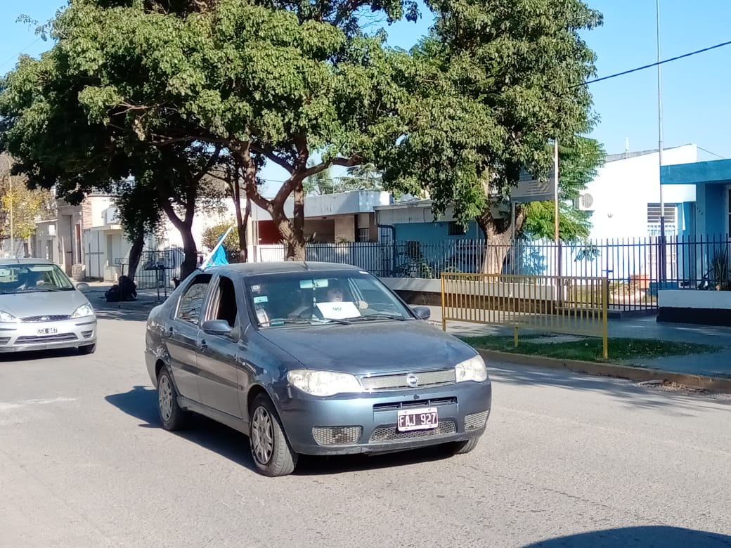 Multitudinaria caravana de docentes y otros gremios provinciales en rechazo de la ley previsional 10.694