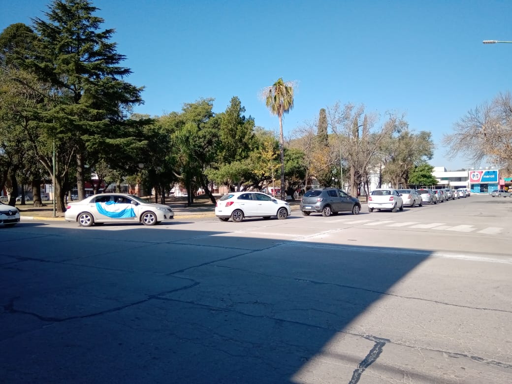 Multitudinaria caravana de docentes y otros gremios provinciales en rechazo de la ley previsional 10.694