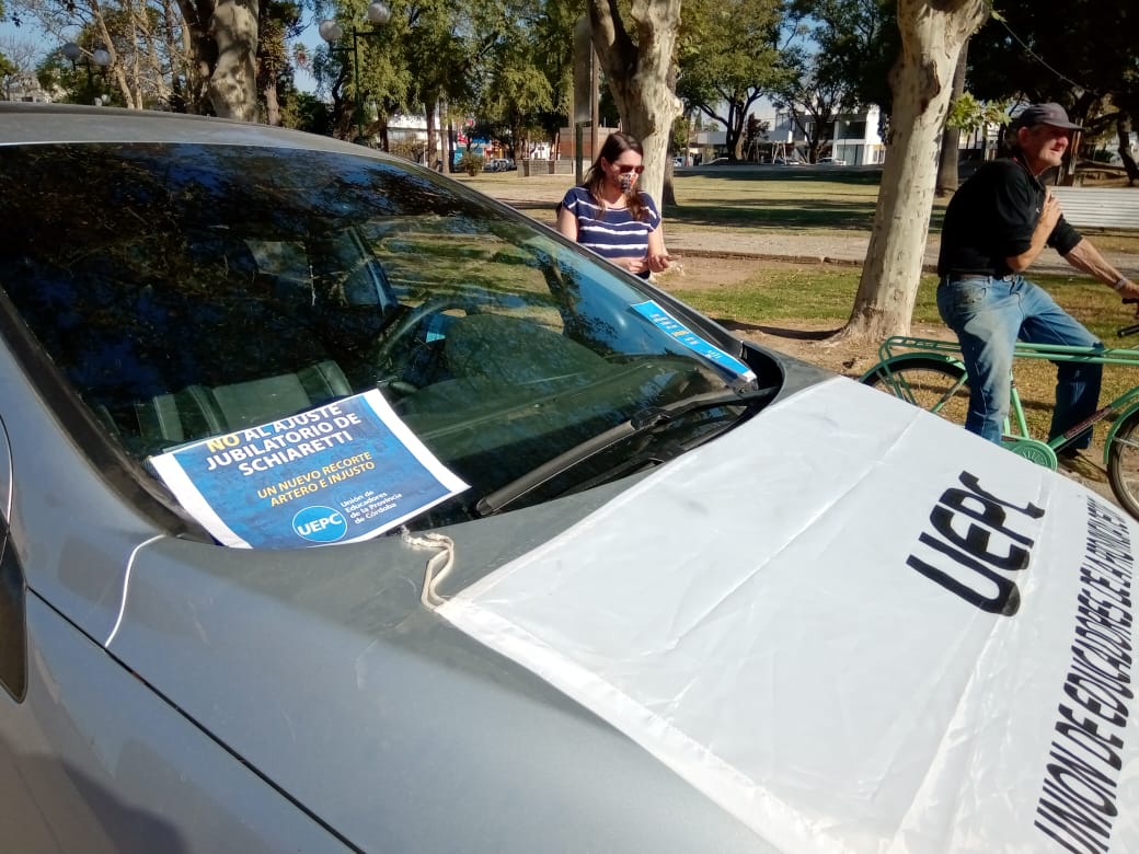 Multitudinaria caravana de docentes y otros gremios provinciales en rechazo de la ley previsional 10.694