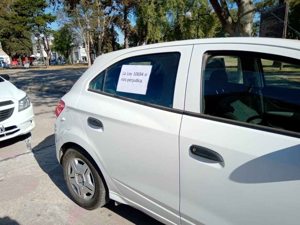 Multitudinaria caravana de docentes y otros gremios provinciales en rechazo de la ley previsional 10.694