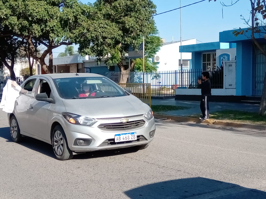 Multitudinaria caravana de docentes y otros gremios provinciales en rechazo de la ley previsional 10.694