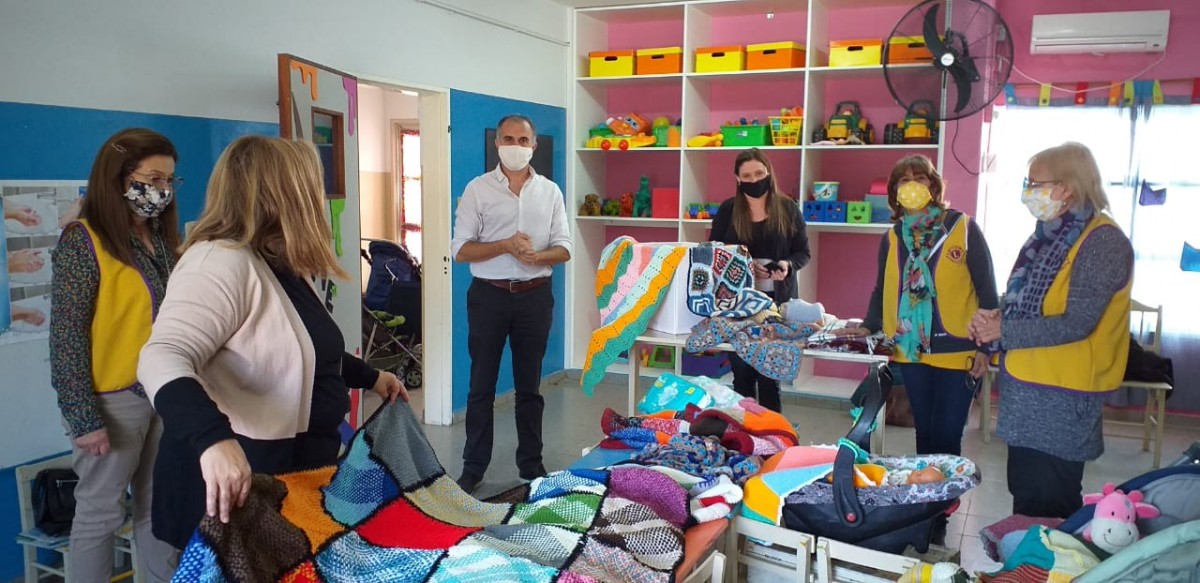El Club de Leones entregó mantas tejidas a la Sala Cuna