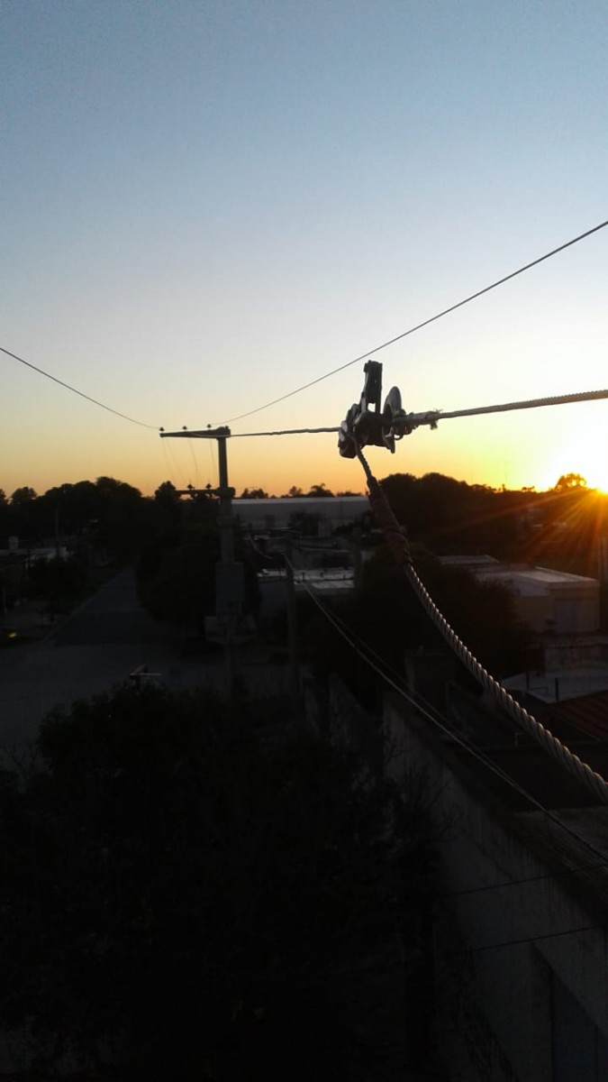 Caída de cableado de media tensión provocó corte de energía en la zona sur de la ciudad