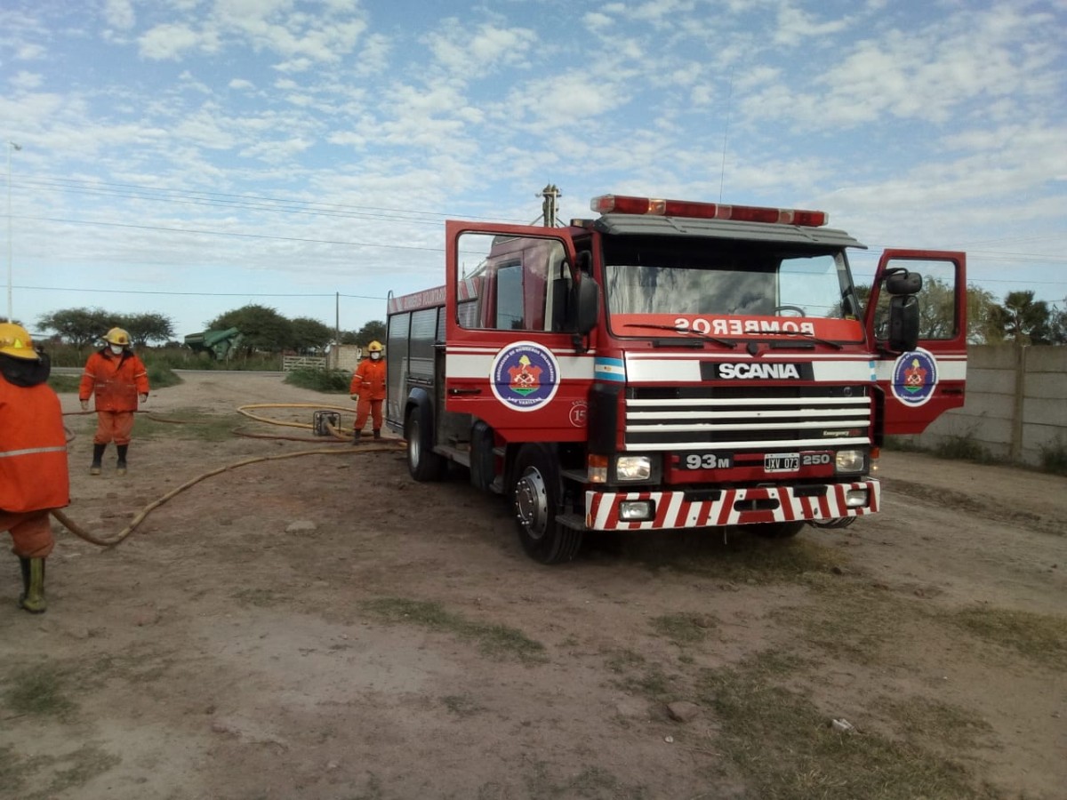 Incendio de megafardos en un galpón en el acceso a la localidad de Las Varas