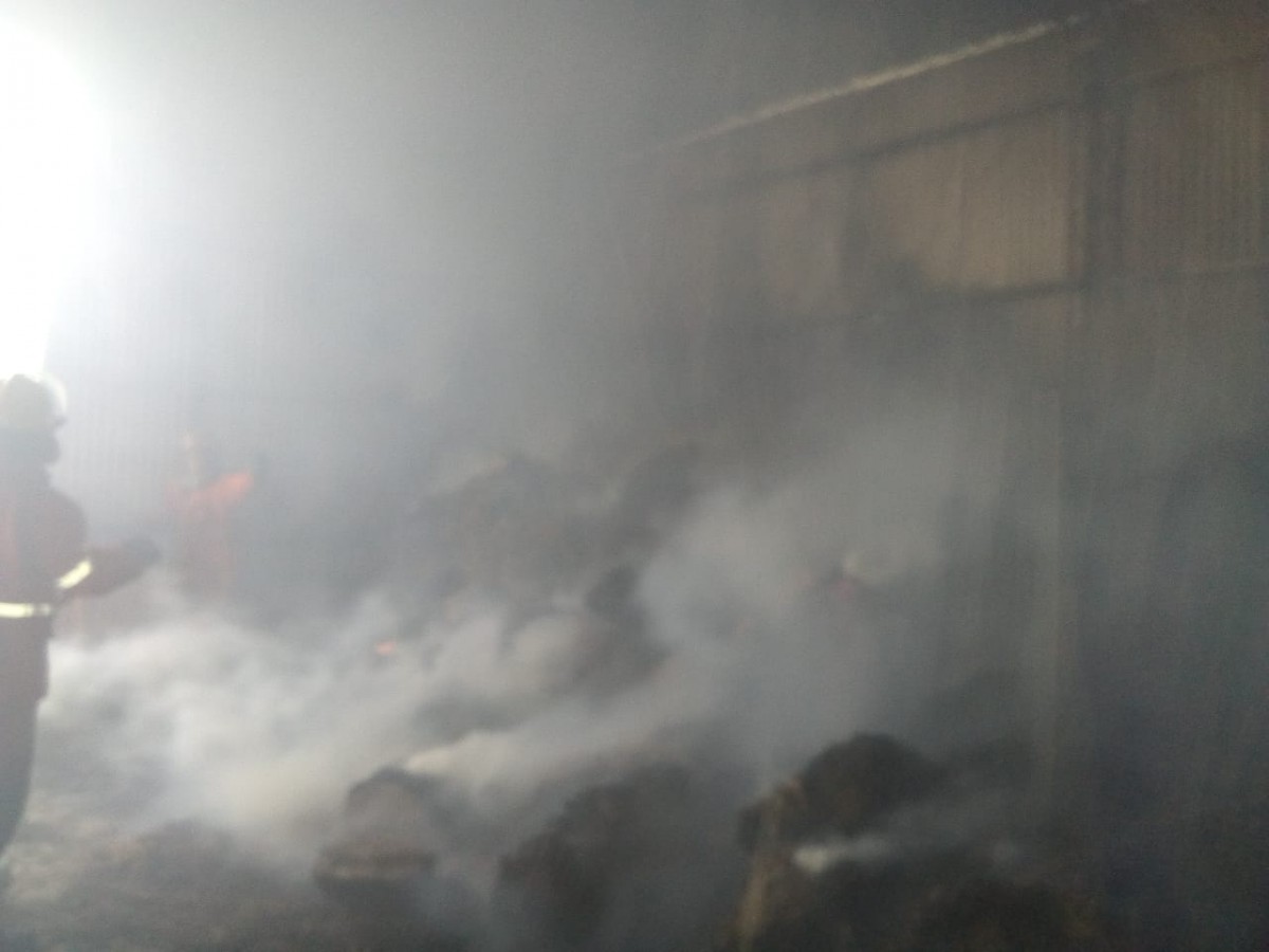 Incendio de megafardos en un galpón en el acceso a la localidad de Las Varas