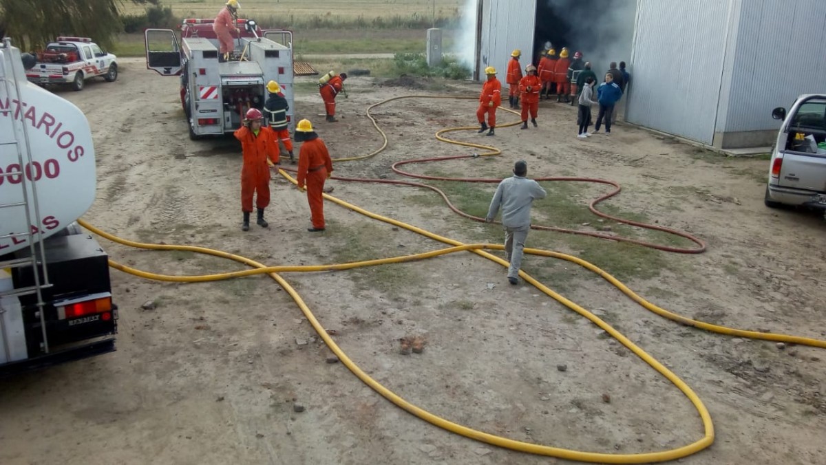 Incendio de megafardos en un galpón en el acceso a la localidad de Las Varas