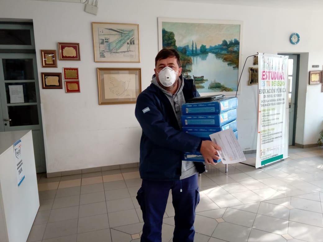 Entregaron netbooks reprogramadas a la escuela Vélez Sársfield