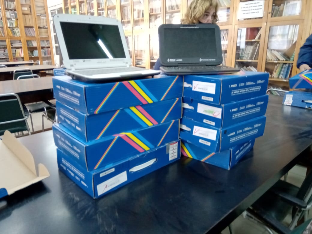 Entregaron netbooks reprogramadas a la escuela Vélez Sársfield