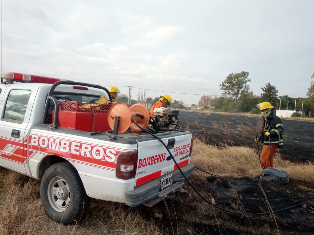Incendio de pastizales en el acceso al basural sur provocó inconvenientes en el tránsito de camiones por la circunvalación
