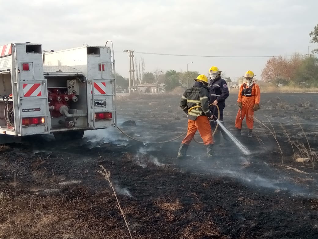 Incendio de pastizales en el acceso al basural sur provocó inconvenientes en el tránsito de camiones por la circunvalación