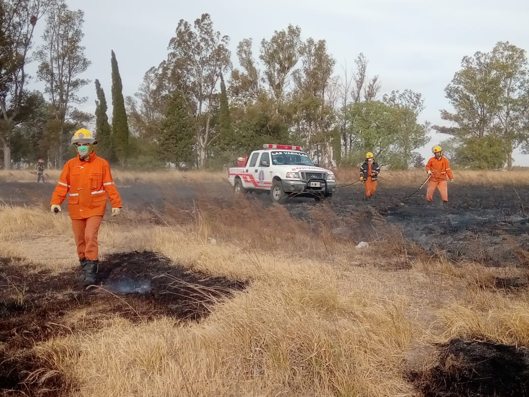 Incendio de pastizales en el acceso al basural sur provocó inconvenientes en el tránsito de camiones por la circunvalación
