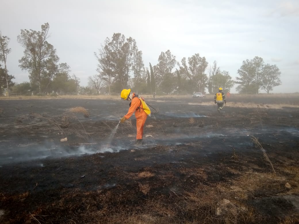 Incendio de pastizales en el acceso al basural sur provocó inconvenientes en el tránsito de camiones por la circunvalación