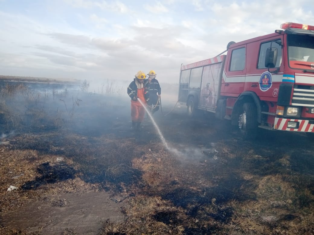 Incendio de pastizales en el acceso al basural sur provocó inconvenientes en el tránsito de camiones por la circunvalación