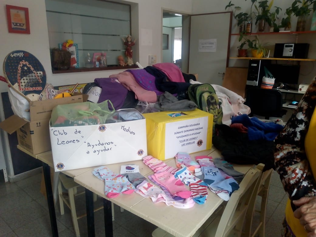 El Club de Leones entregó medias, ropa y calzado a la Sala Cuna