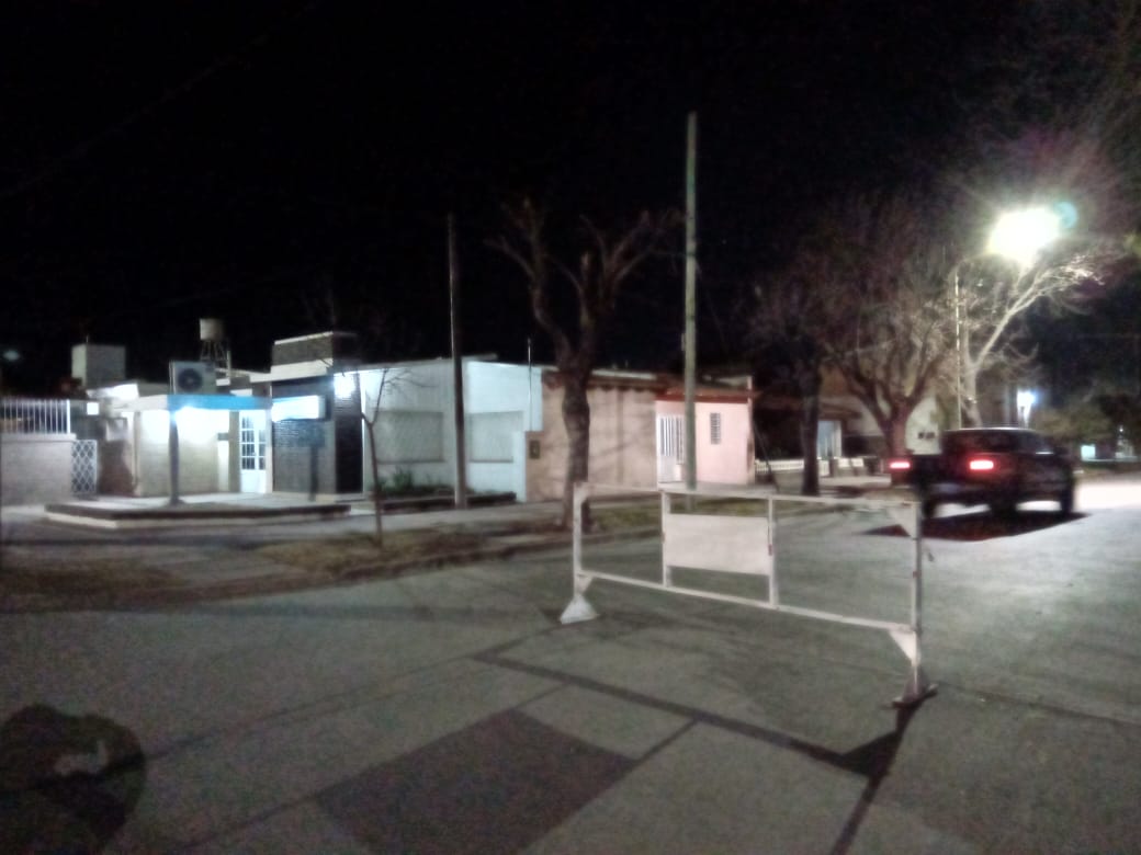 Un auto quedó varado en la obra de bacheo que realiza el municipio en Carlos Pellegrini y San Lorenzo