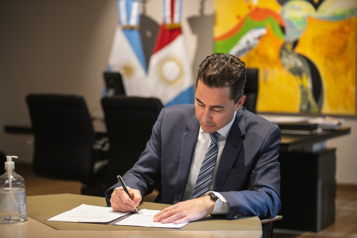 Manuel Calvo firmó convenios con universidades cordobesas