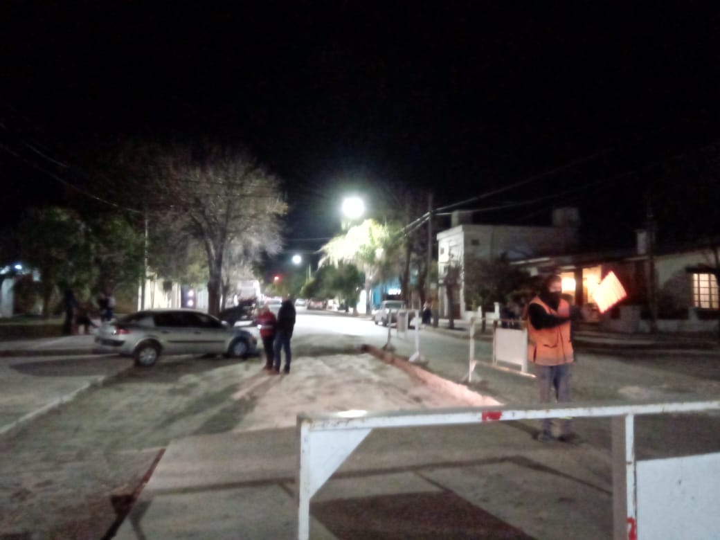 Un auto quedó varado en la obra de bacheo que realiza el municipio en Carlos Pellegrini y San Lorenzo