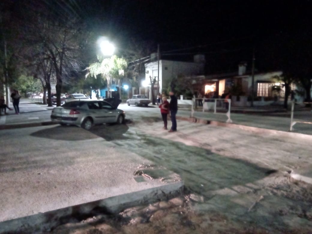 Un auto quedó varado en la obra de bacheo que realiza el municipio en Carlos Pellegrini y San Lorenzo