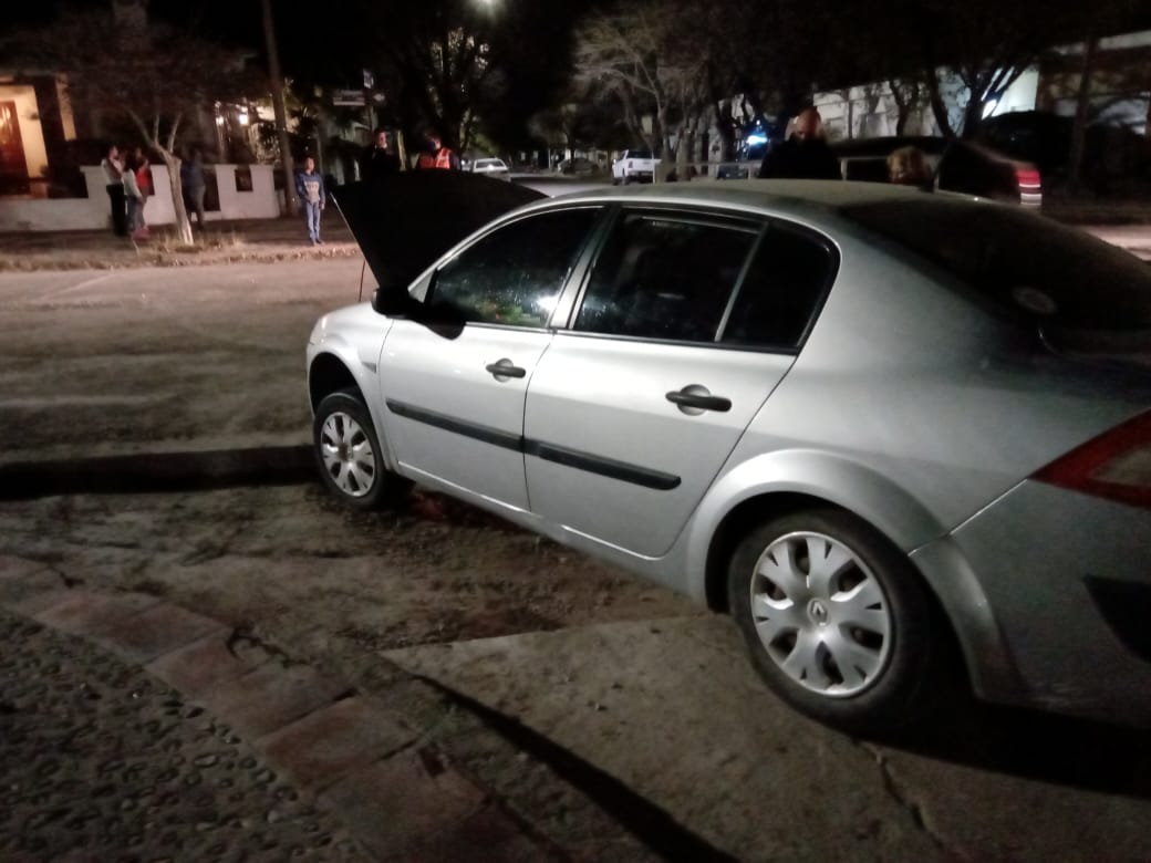 Un auto quedó varado en la obra de bacheo que realiza el municipio en Carlos Pellegrini y San Lorenzo