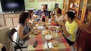 El COE restringe reuniones familiares para los domingos